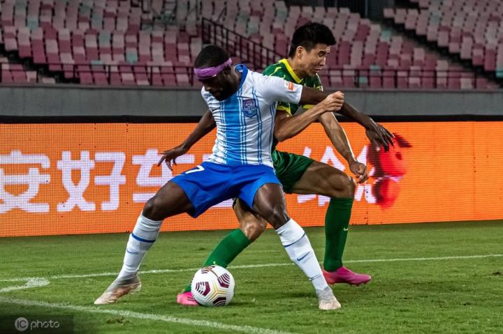 津媒:伊洛基头缠绷带让人想到于根伟,天津足球精神正在传承