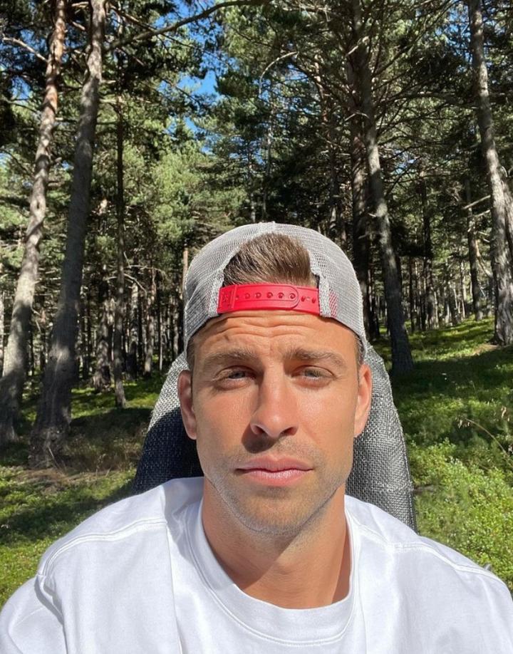 投入大自然怀抱,皮克又开始晒自拍照了