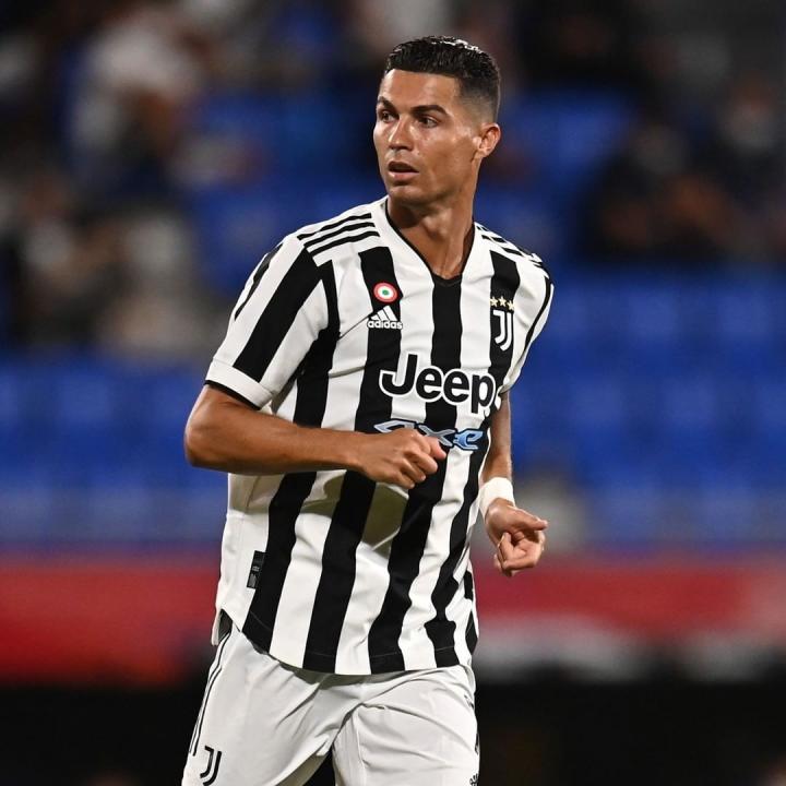 尤文官方晒c罗照片鼓励全队,c罗点赞