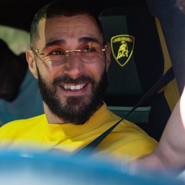 为发布新视频预热?本泽马晒潮男造型照片