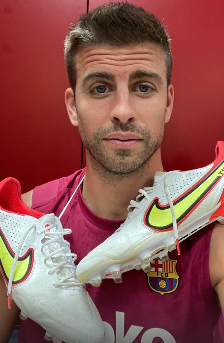 "挂靴"了,皮克分享在巴萨更衣室内自拍照