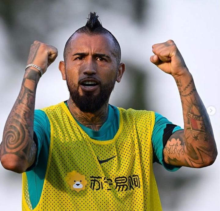 国米的智利中场比达尔更新社交媒体,晒出训练照片,为国米打气.