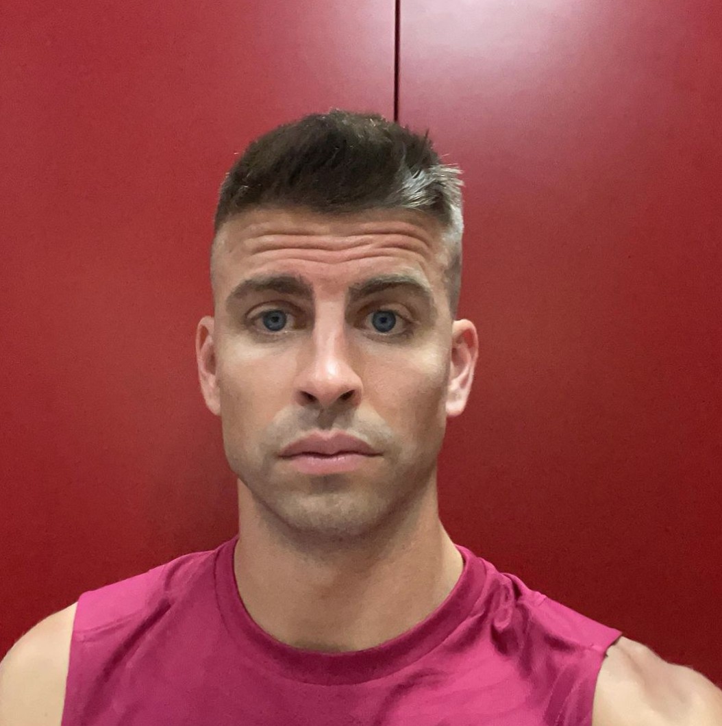 从皮克的这张自拍来看,皮克看上去显得更加年轻了,之前长出来的胡子又