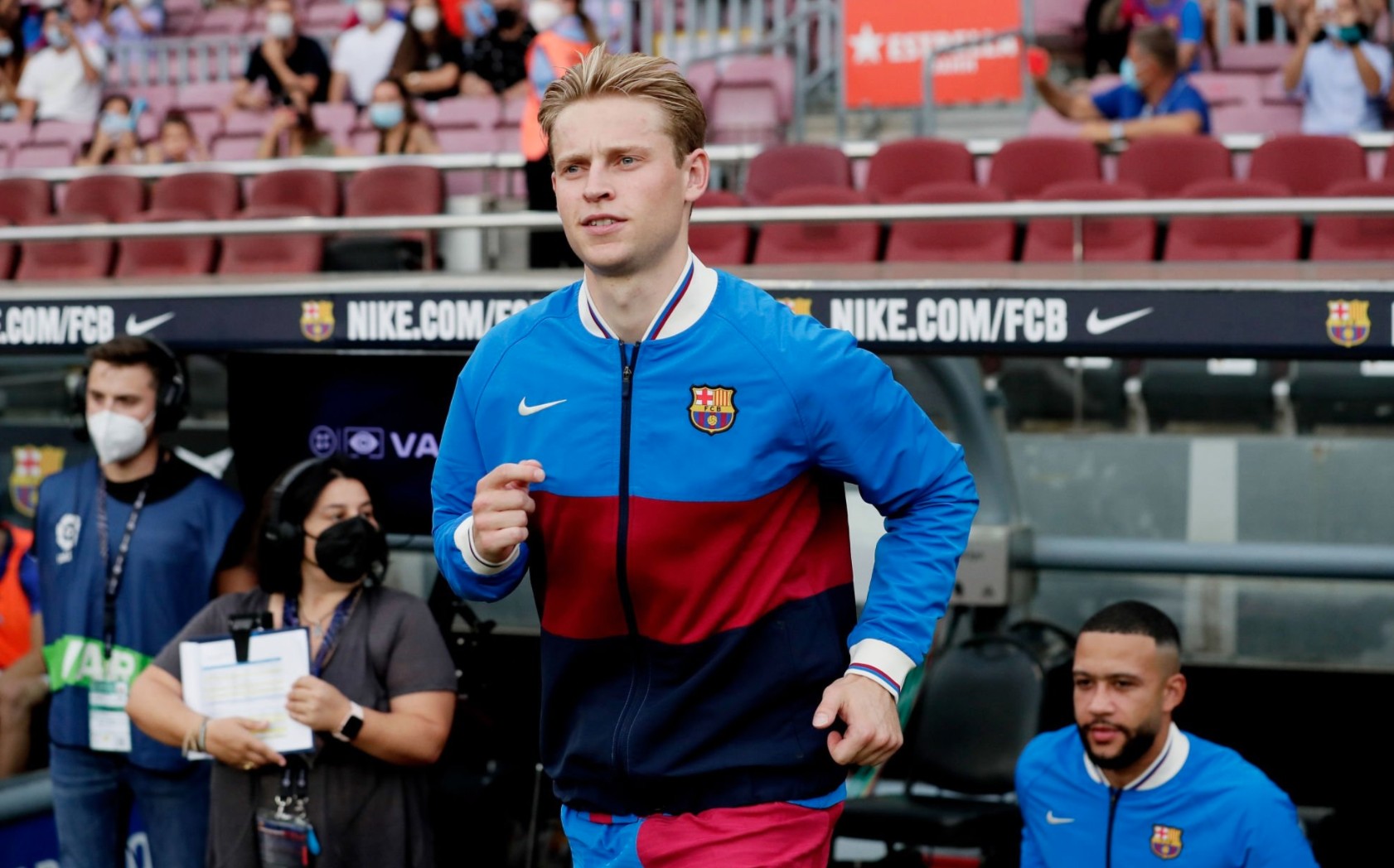 西甲首轮,巴萨主场4-2击败皇家社会,德容首发出战并送出1次助攻,第71