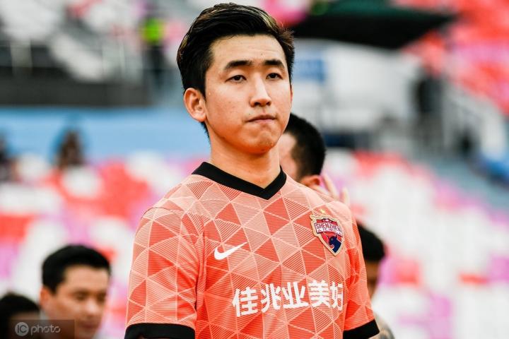 张源也在近期接受了《足球报》的采访,谈了自己的感受和对留洋的想法