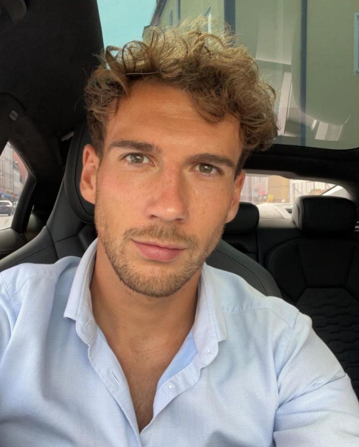 英俊潇洒,格雷茨卡晒自拍照:下班时间到!