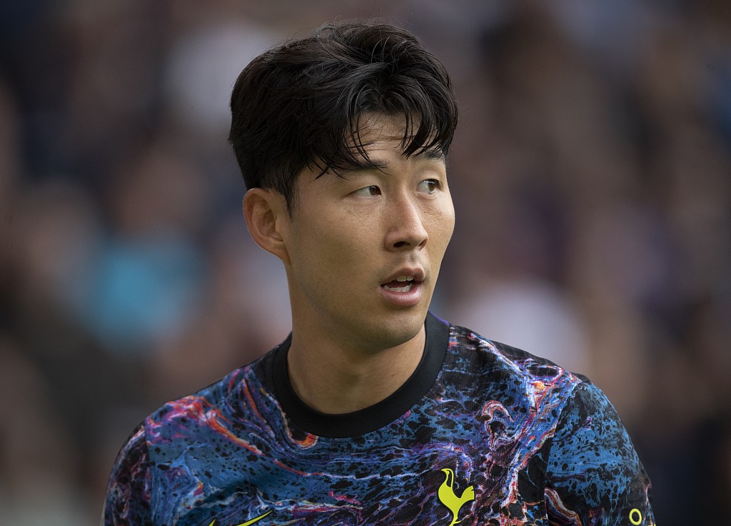 效力于热刺的韩国球星孙兴慜在当地时间24日与伦敦韩国学校的学生们