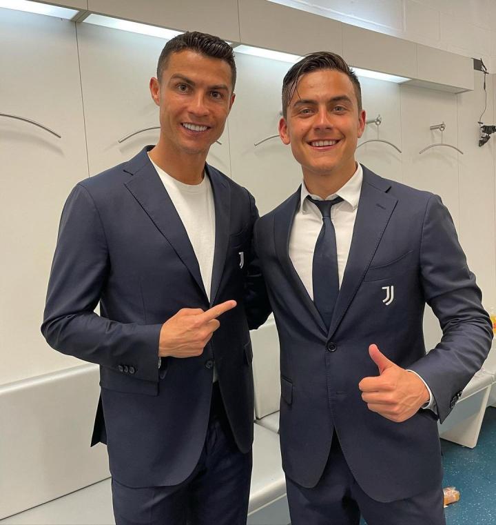 迪巴拉在个人社交媒体晒出他与c罗的昔日合照,并写道:"很荣幸能在你