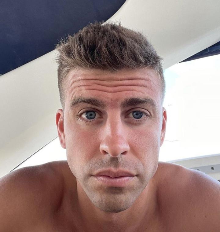 在此前一段时间,皮克剃光了自己的胡子,并几乎天天在社交媒体上晒出