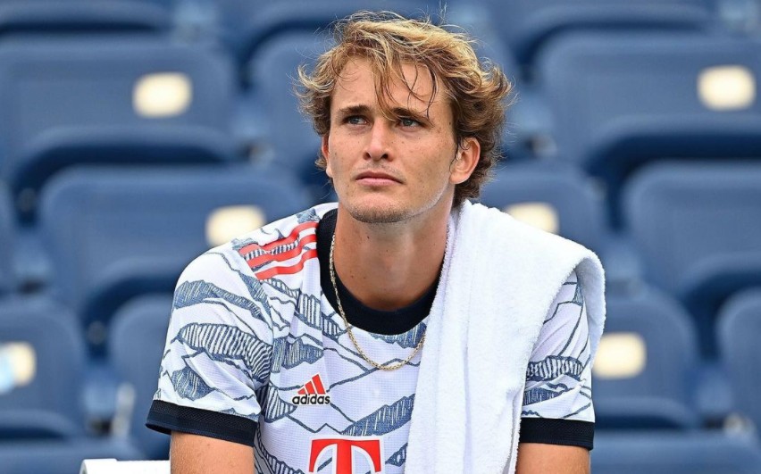 360体育-真爱,德国网球名将兹维列夫身穿拜仁球衣训练