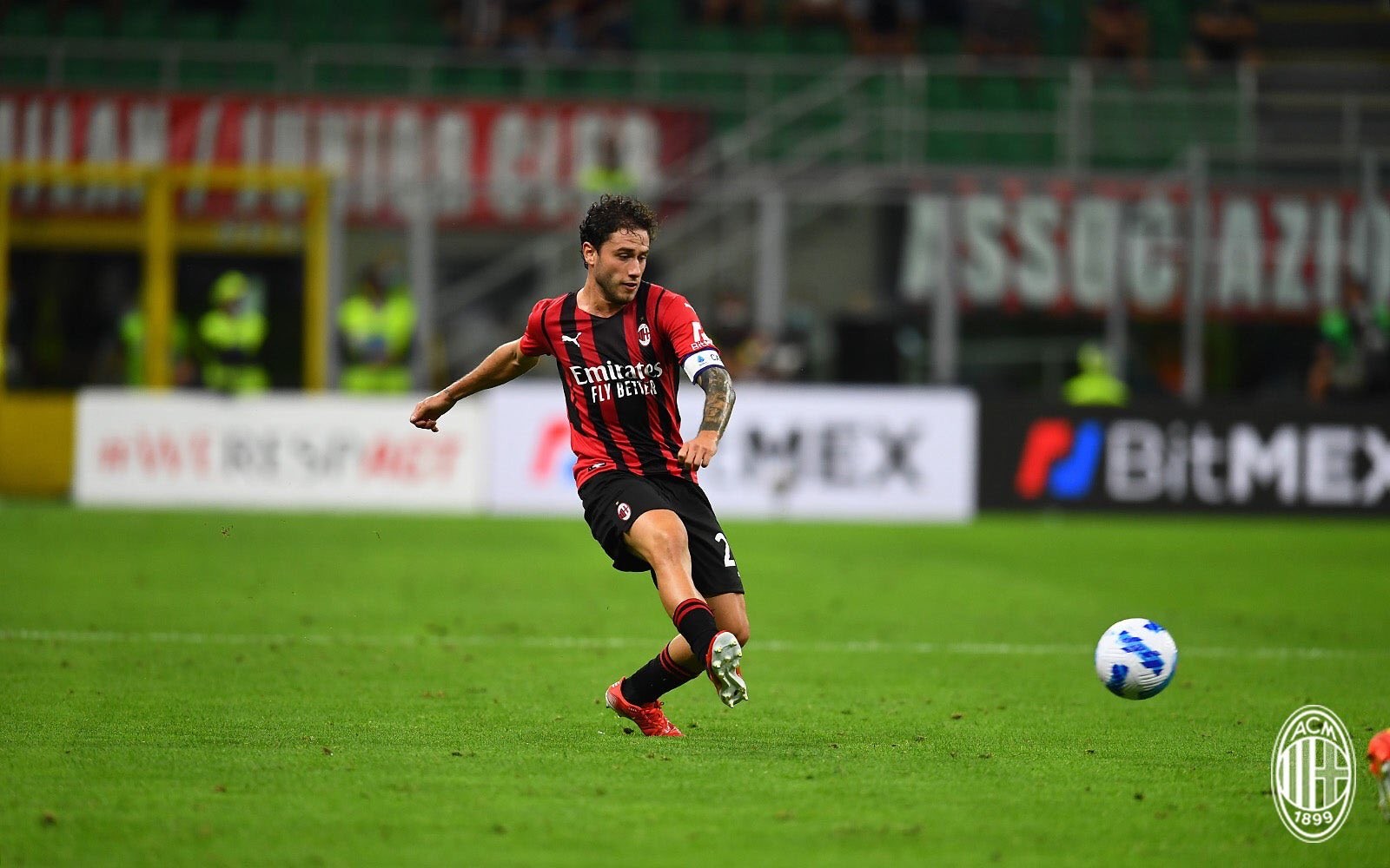 据意大利天空体育的消息,米兰后卫卡拉布里亚将顶替受伤的拉扎里入选