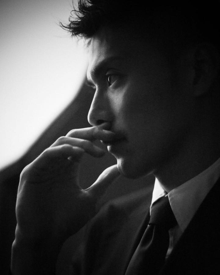 有范,顾超写真黑衣白裤展现男神范