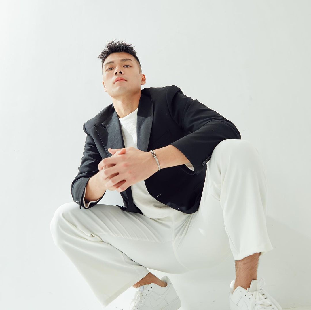 有范顾超写真黑衣白裤展现男神范