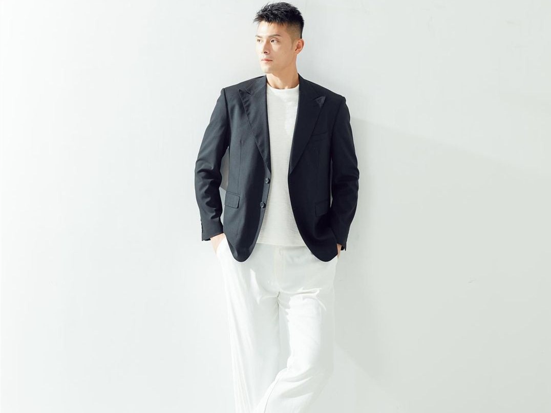 有范,顾超写真黑衣白裤展现男神范