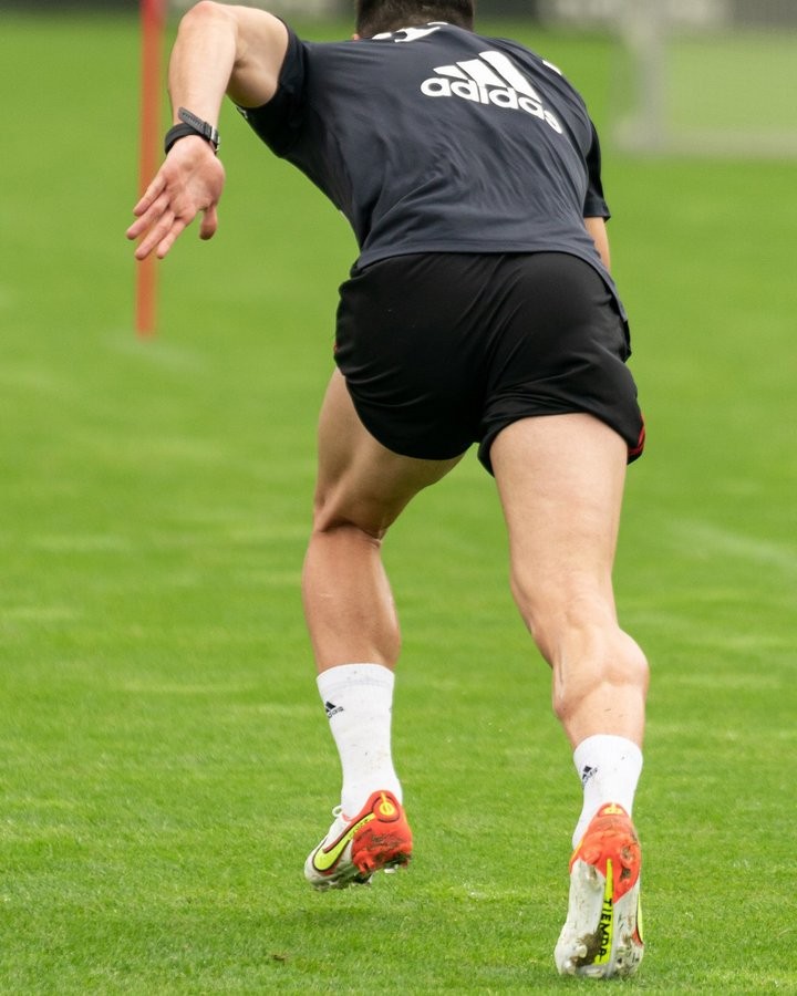 拜仁官方晒肌肉男训练背影照:猜猜这是谁?