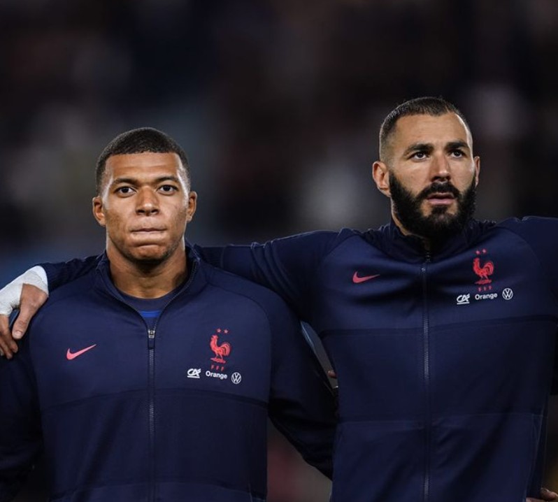 未来能否相聚俱乐部本泽马晒出与姆巴佩国家队搭档合照