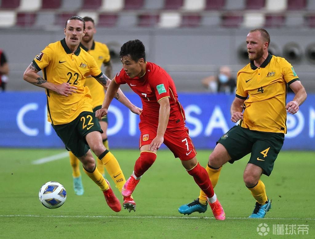 记者国足中后卫组合不合适球员还没进入12强赛的节奏中