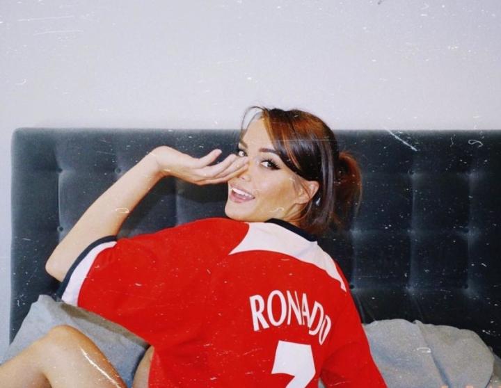 曼联女球迷晒照欢迎c罗回归:我一直在等待他回来的这一天