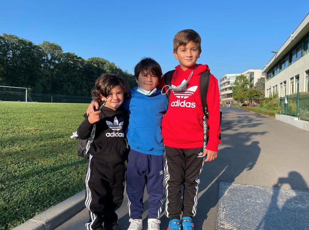 梅西妻子安东内拉在社交媒体上分享了三个孩子的合照,他们已经开始在