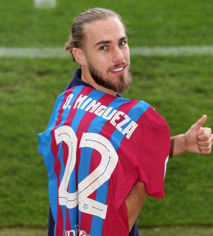 明格萨晒一线队22号战袍:新赛季,新号码,巴萨万岁!