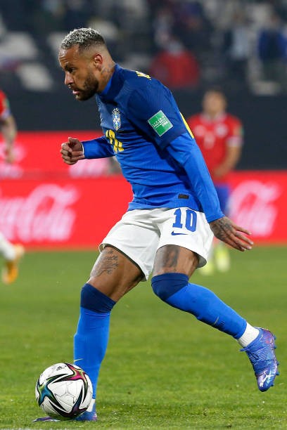 今年夏天,社交媒体上流传出一些内马尔明显身材发福的照片,外界开始