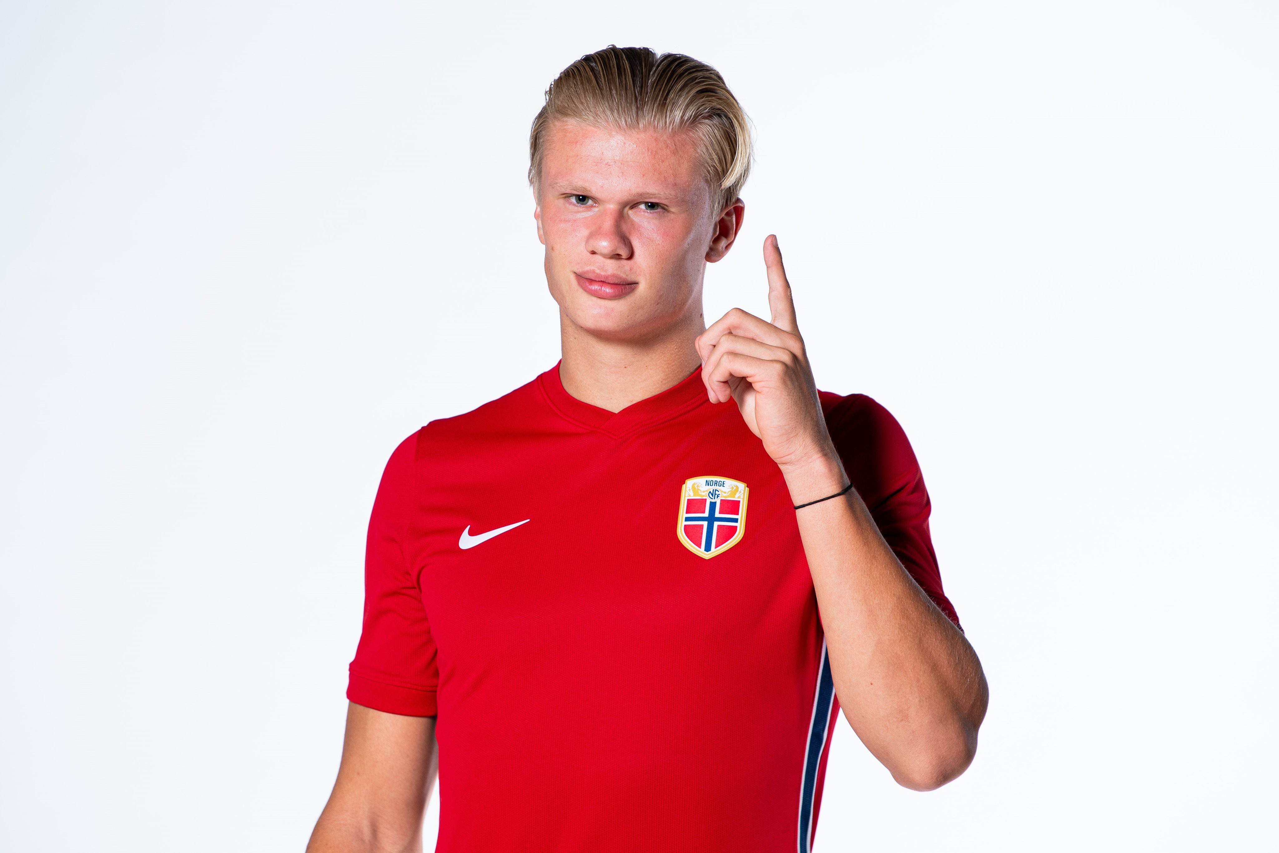 国家队生涯第二次戴帽,哈兰德代表挪威队出场15次已进12球