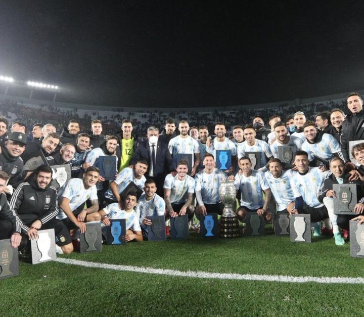 梅西晒全队主场庆祝夺冠合照:多么美好,我真的很享受