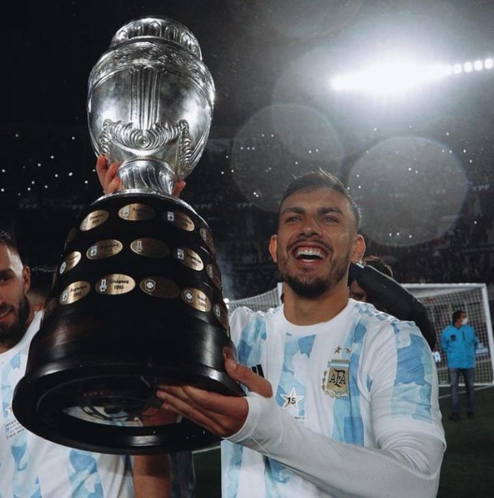 帕雷德斯晒手捧美洲杯冠军照:感谢一切,阿根廷