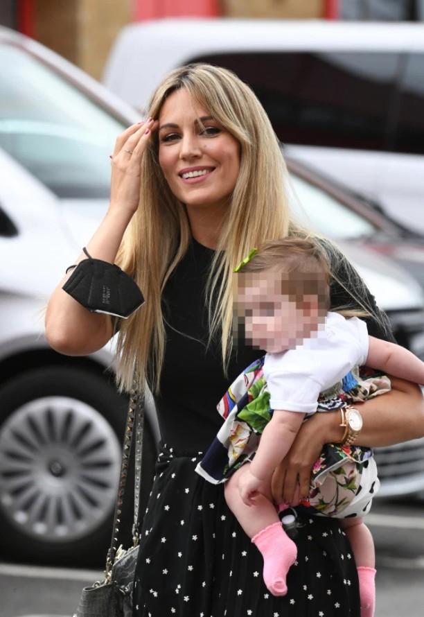 图源:太阳报(德赫亚妻子)