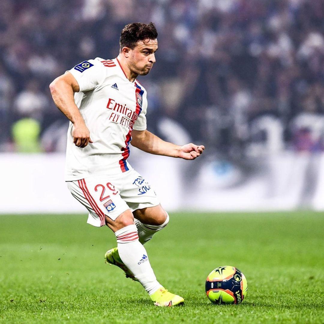 里昂首秀送助攻沙奇里庆祝胜利感谢球迷的支持