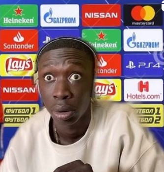 网红黑人摊手小哥khaby与迪亚斯合影,并得到迪亚斯签名球衣