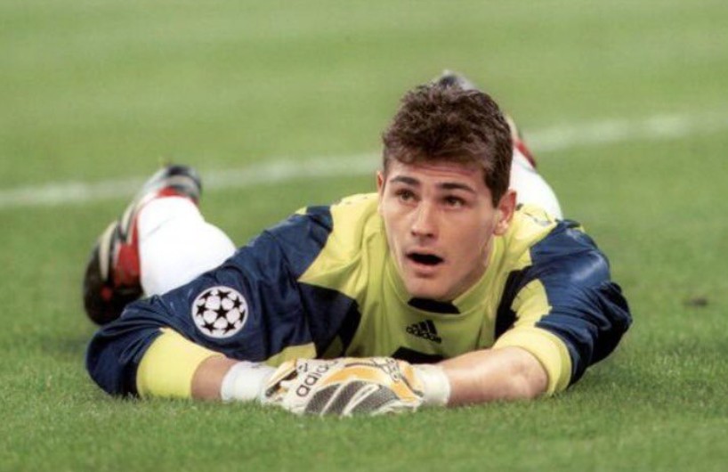 18岁时真帅卡西利亚斯晒照纪念个人欧冠首秀22周年