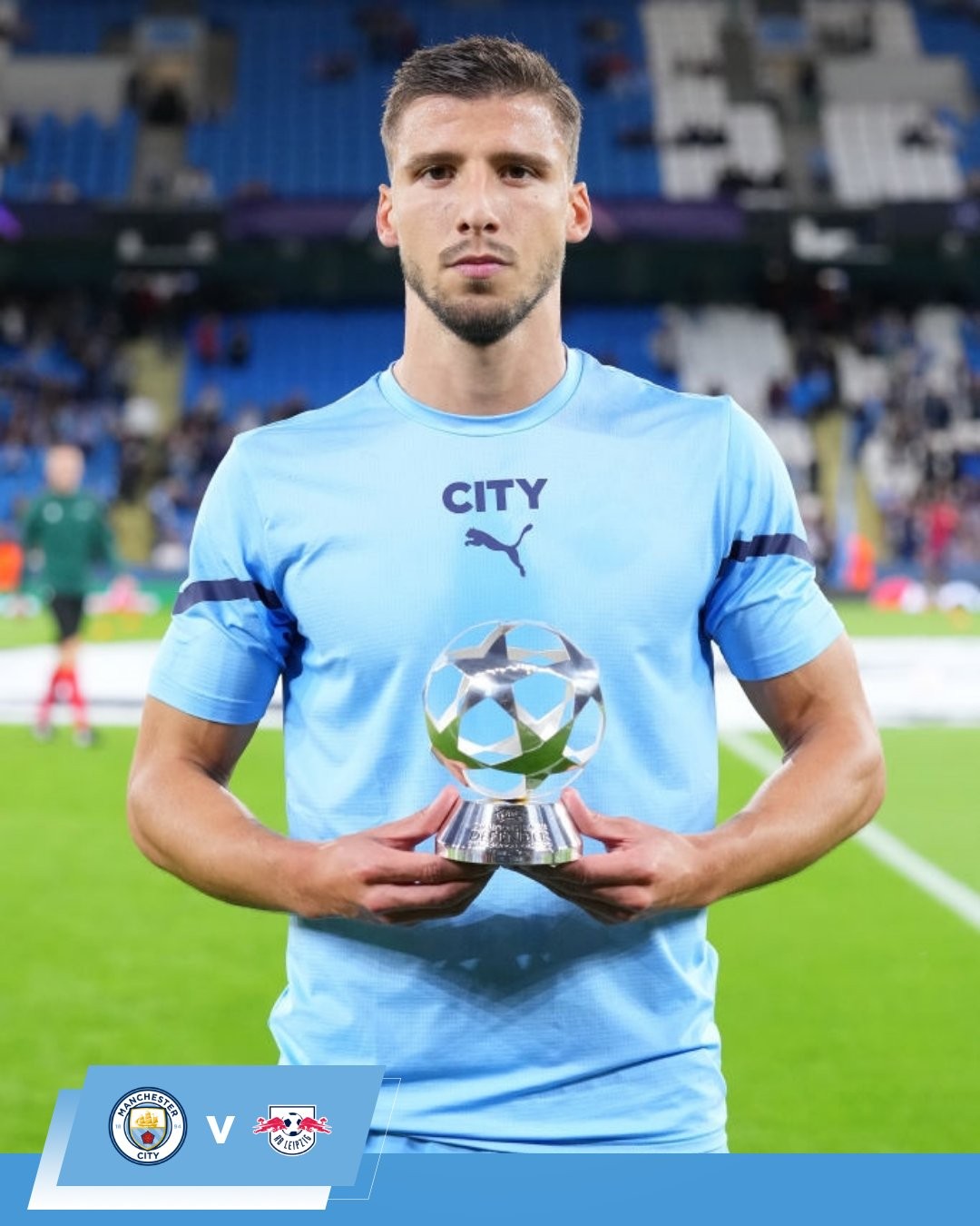 360体育-荣耀时刻,鲁本-迪亚斯领取上赛季欧冠最佳后卫奖杯