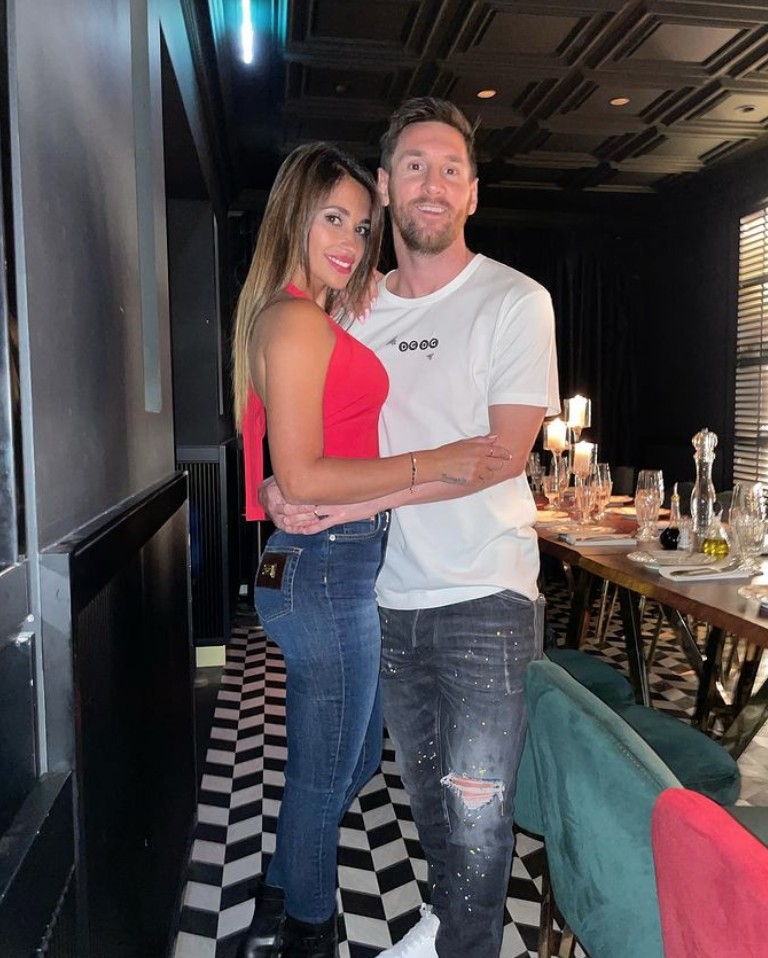 带着孩子一起吃饭安东内拉晒与梅西恩爱合照