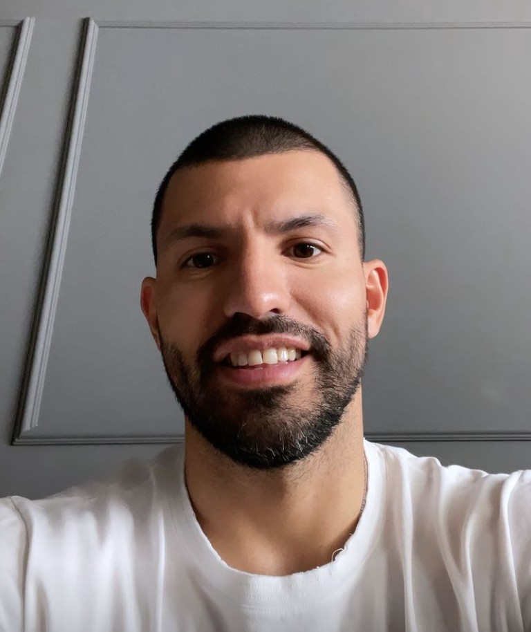 阿圭罗晒新发型自拍,展现出自信笑容