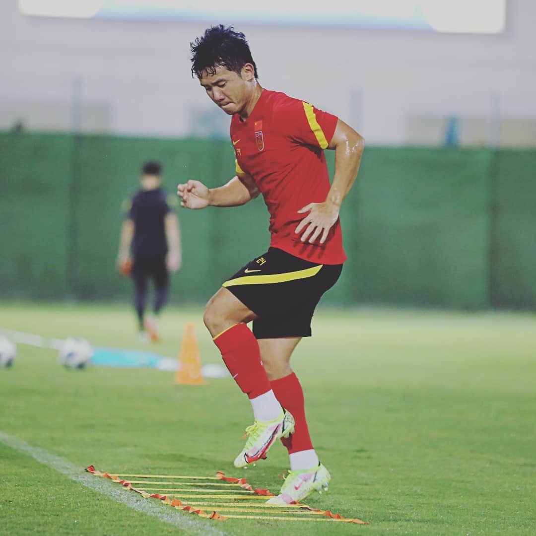 认真备战12强赛池忠国晒训练照