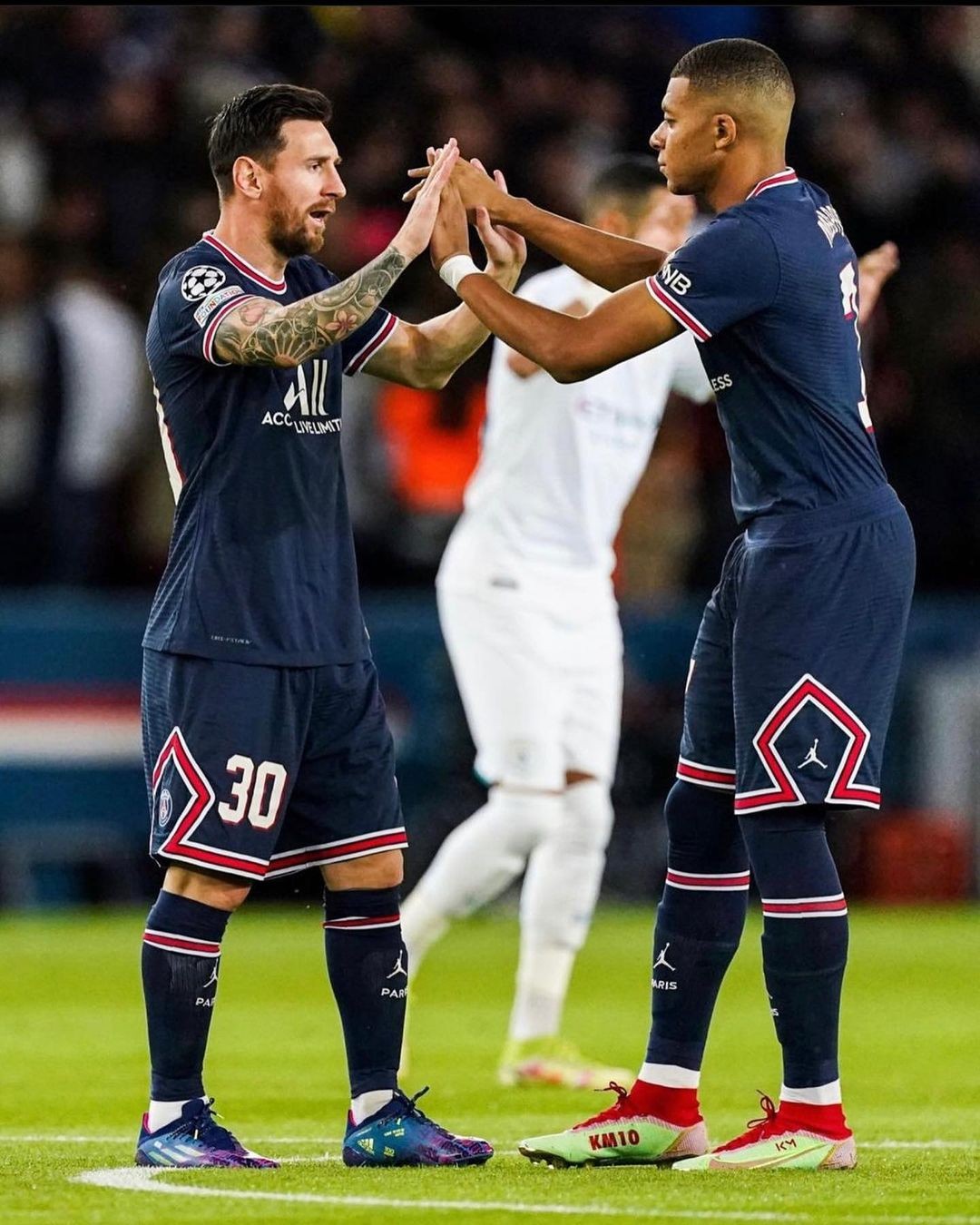 姆巴佩晒与梅西庆祝照伟大的主场胜利