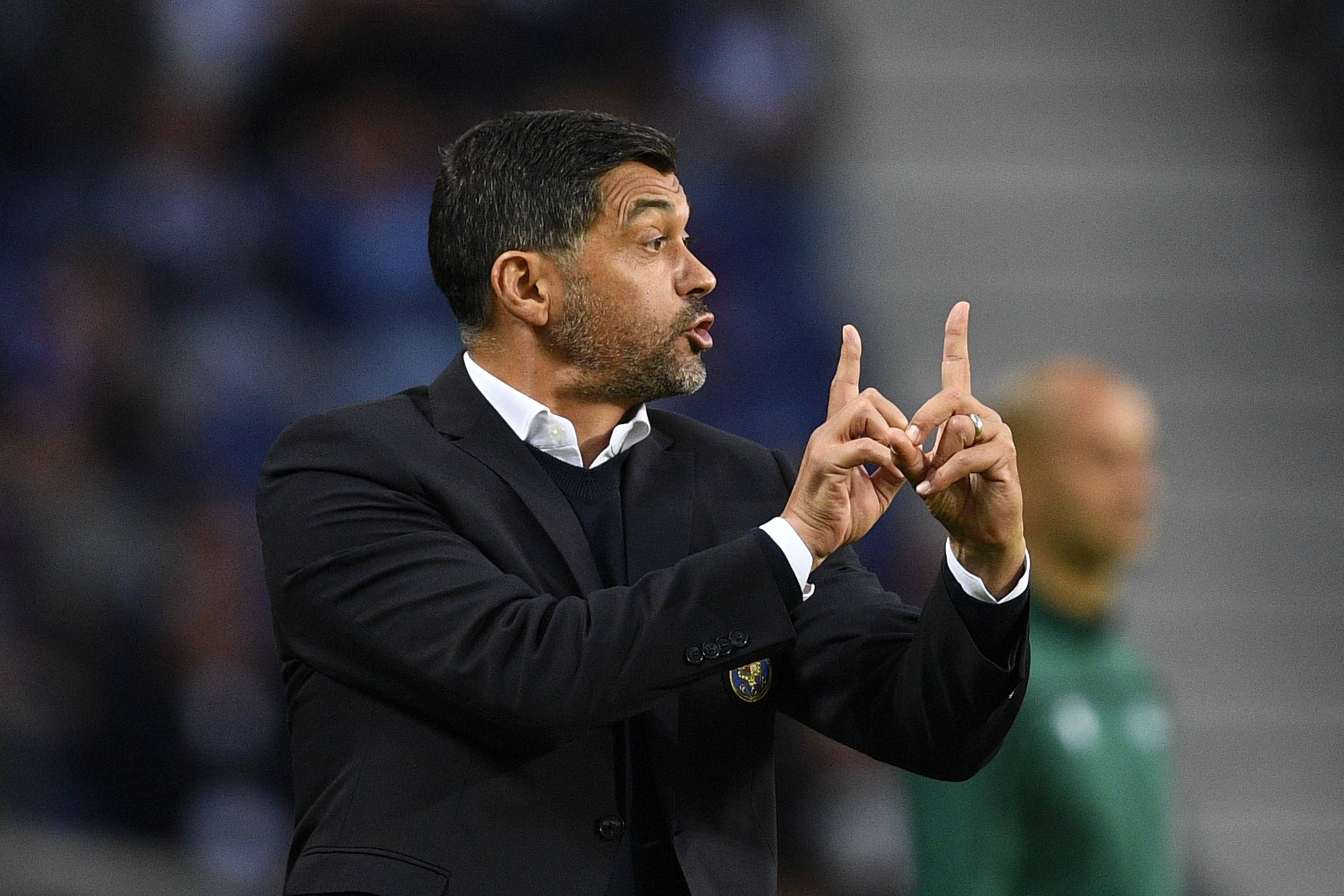 孔塞桑面对这么强的队伍只犯规9次这是非常不正常的事情