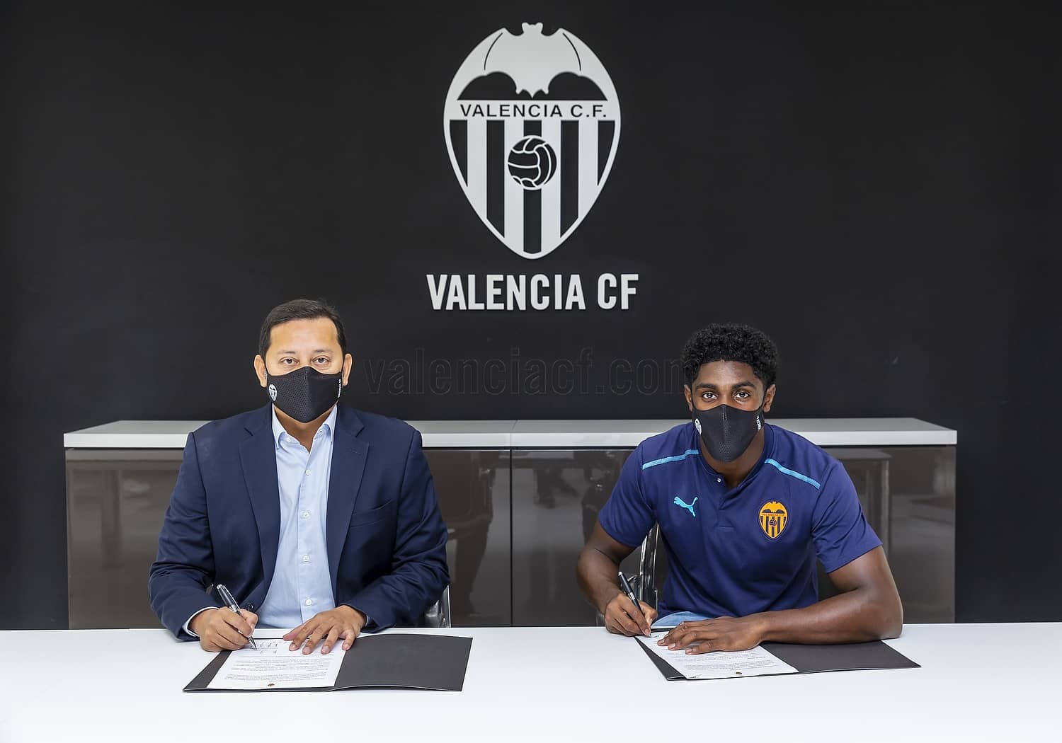 瓦伦西亚官方宣布,葡萄牙后卫蒂埃里正式与球队续约至2026年.