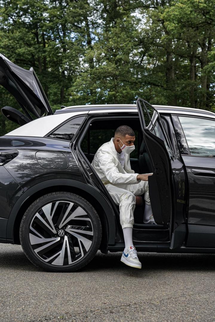 一身白衣,姆巴佩晒抵达法国国家队基地报到照片