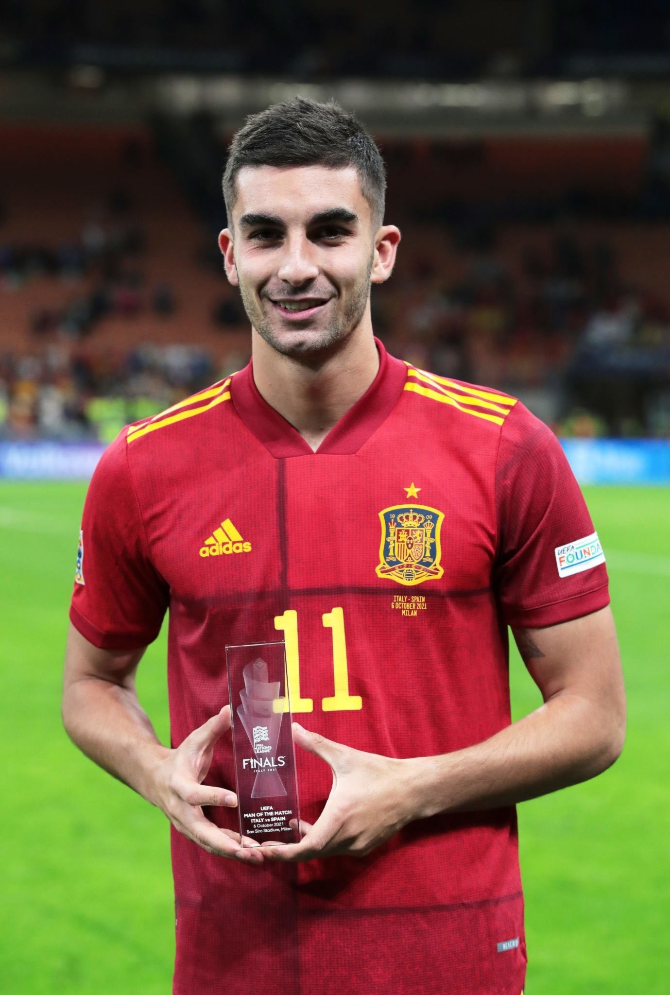 费兰托雷斯当选欧国联官方全场mvp并领取奖杯