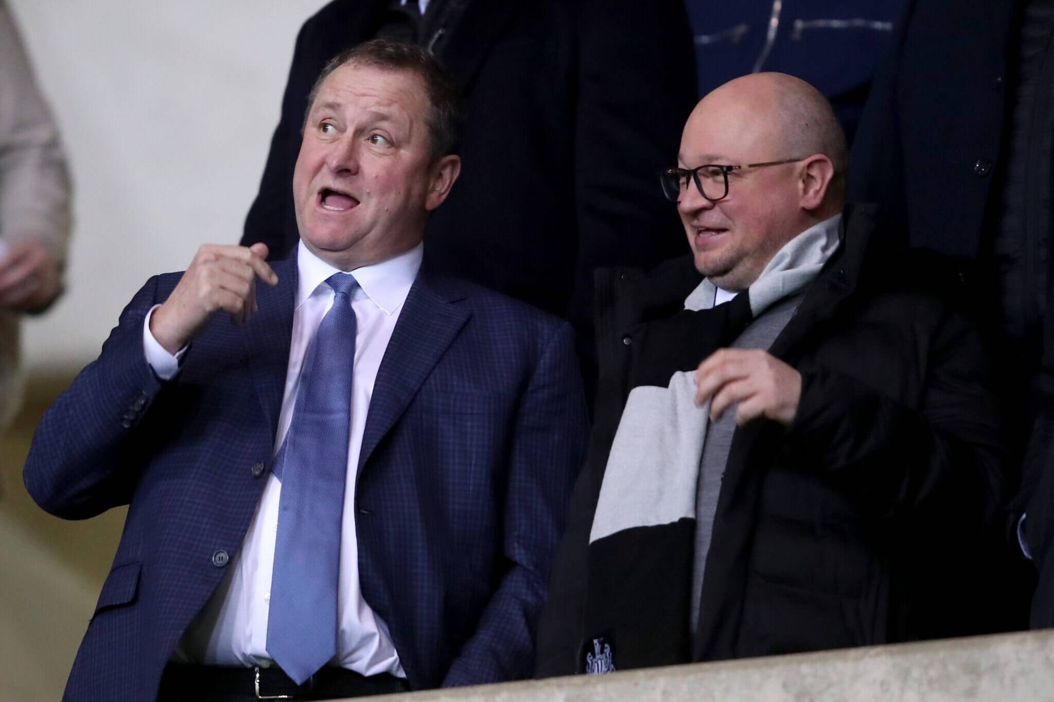 太阳报出售纽卡后阿什利与友人在外面喝酒豪掷小费5英镑