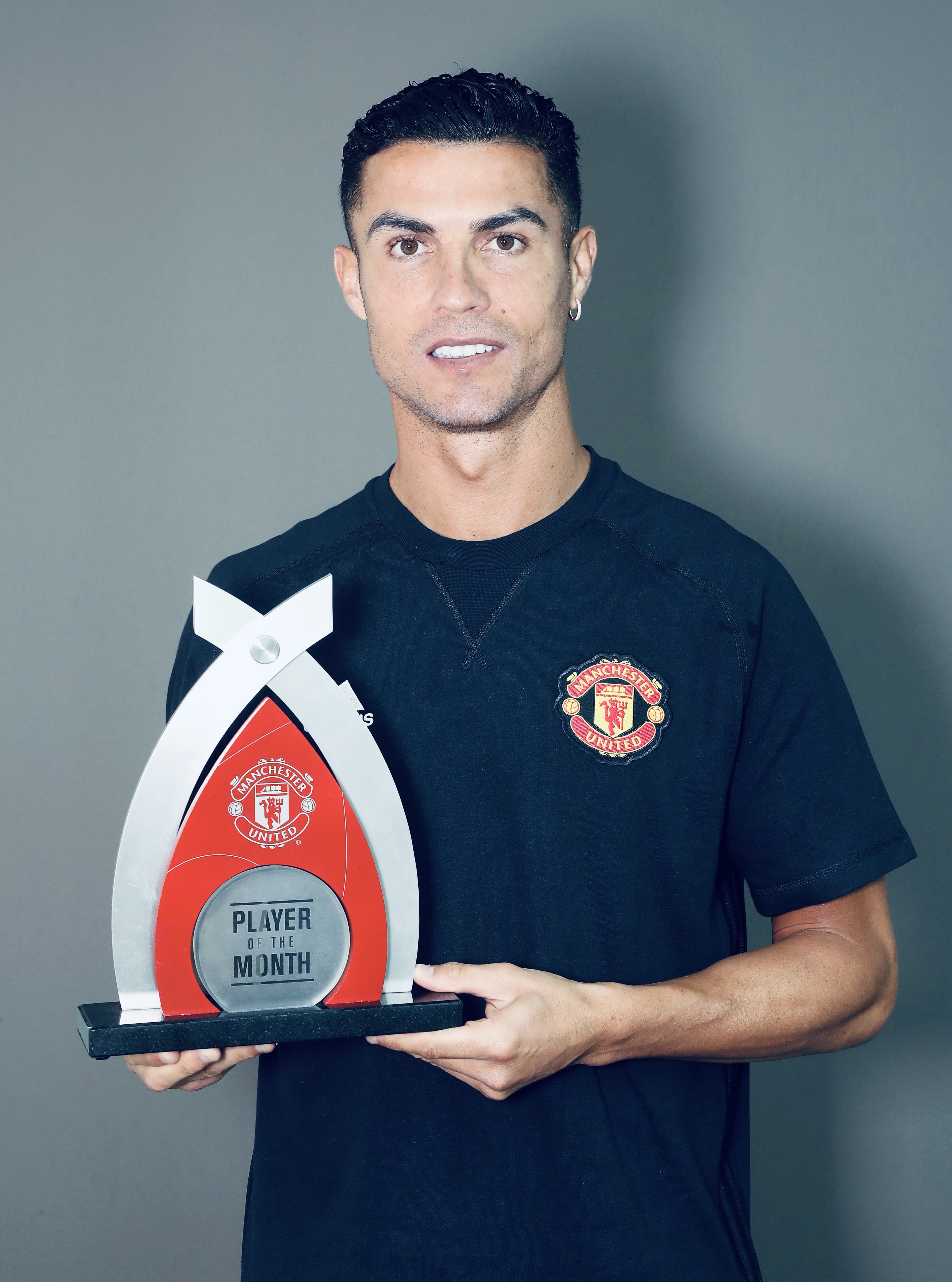 C罗领取曼联9月最佳球员奖杯，并视频感谢为他投票的球迷_PP视频体育频道