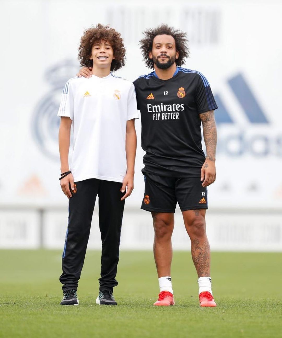 两个蓬蓬头马塞洛晒与12岁儿子训练场合照两人已一样高