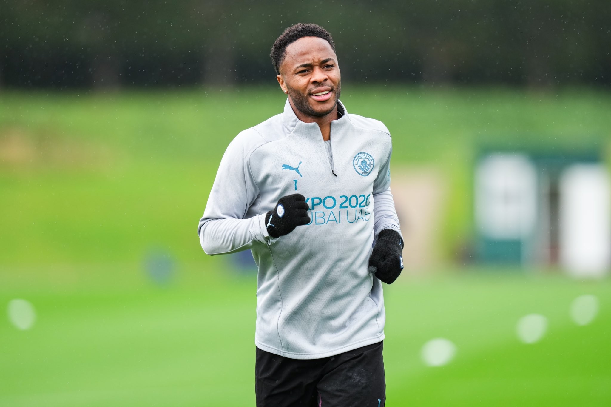 曼城官方:斯特林因身体不适未随队前往客场