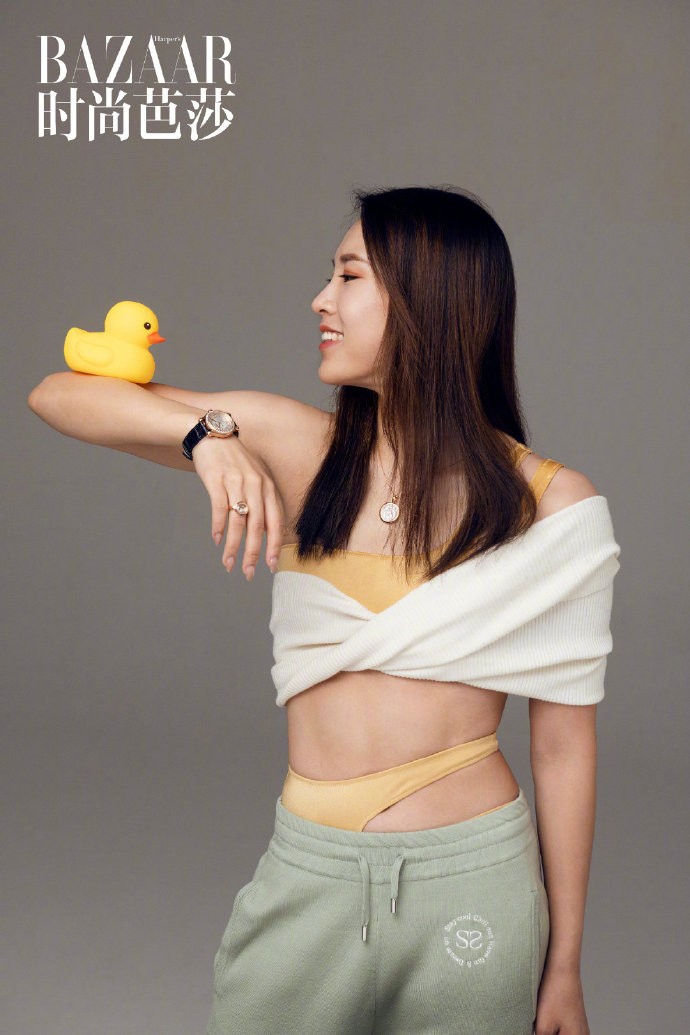 奥运冠军王涵拍摄时尚写真,小露香肩展成熟魅力