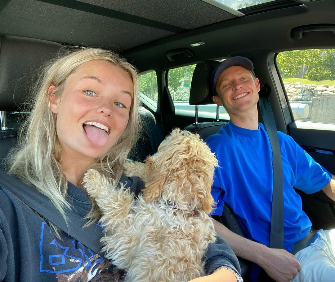 恋爱7周年德容晒与女友7张车内甜蜜合照纪念