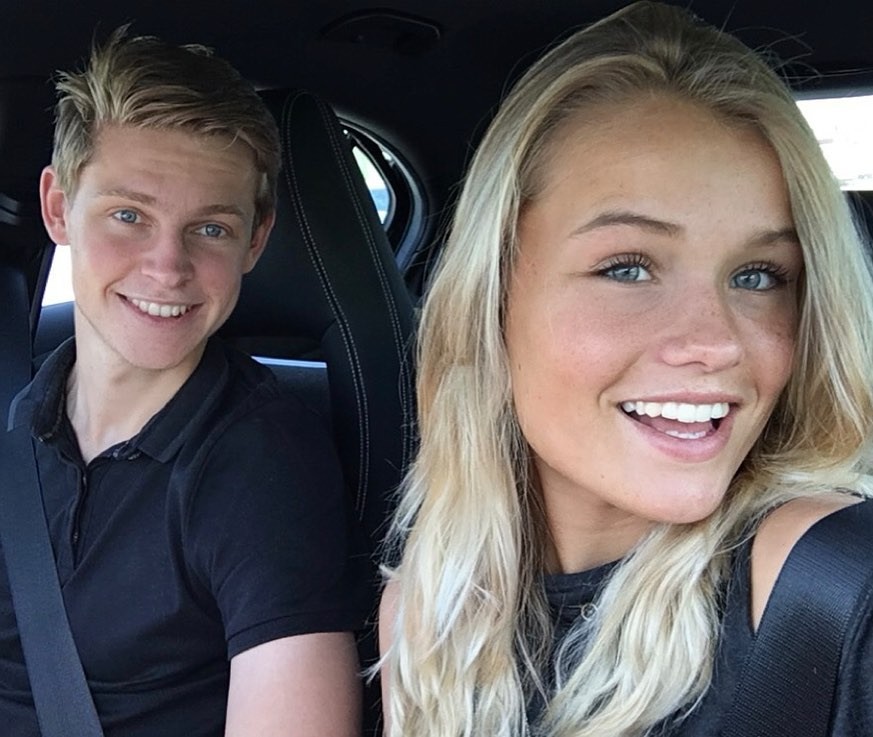 恋爱7周年德容晒与女友7张车内甜蜜合照纪念