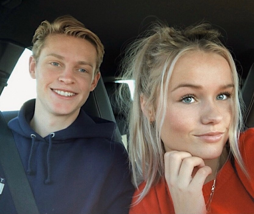 恋爱7周年德容晒与女友7张车内甜蜜合照纪念