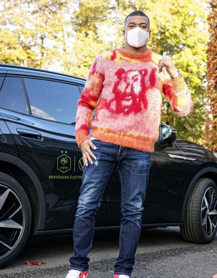 穿搭十分潮流,姆巴佩晒抵达法国国家队备战照片